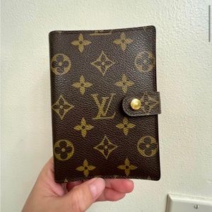 Small Louis Vuitton Wallet/ Binder